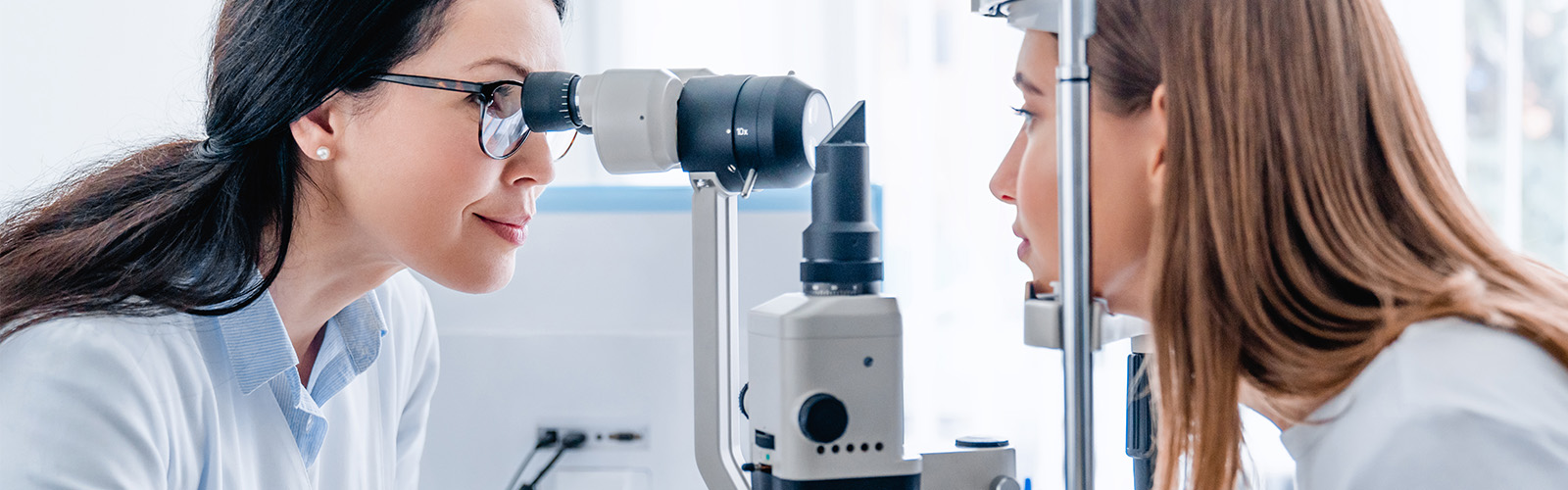 Szemvizsgálat és a lencse alkalmazása optometristával